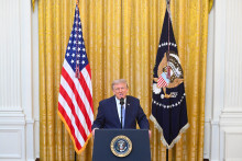 Le président américain Donald Trump s'adresse à la nation depuis la salle Est de la Maison-Blanche à Washington, le 16 juillet 2026.