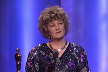 Brenda Fricker reçoit l'oscar de la meilleure actrice dans un second rôle pour le film "My Left Foot", en 1990.