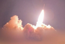 Cette capture d'écran, tirée d'une vidéo publiée le 16 juillet 2026 par Sepah News (site d'information Des gardiens de la révolution islamique d'Iran) montre le lancement d'un missile depuis un lieu non divulgué en direction de cibles américaines.