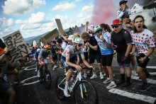Jordan Jegat (TotalEnergies) et Kévin Vauquelin (Netcompany Ineos) dans le Ballon d'Alsace lors de la 13e étape du Tour de France, le 17 juillet 2026.