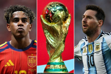 Lamine Yamal (Espagne), le trophée de la Coupe du monde et Lionel Messi (Argentine).