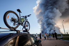 Un panache de fumée s'échappe d'un entrepôt logistique russe après une frappe ukrainienne de drone, le samedi 18 juillet.