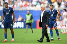 Maxence Lacroix, Didier Deschamps et Kylian Mbappé lors de la petite finale de la Coupe du monde France-Angleterre, le 18 juillet 2026 à Miami.