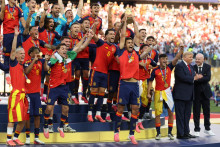 Donald Trump et Gianni Infantino avec les joueurs de l'Espagne soulevant la Coupe du monde après leur victoire en finale contre l'Argentine, le 19 juillet 2026 à East Rutherford.