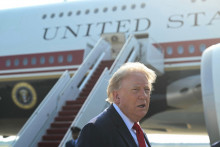 Donald Trump devant le Boeing 747-8 offert par le Qatar