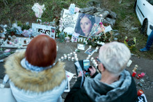 Hommage à Delphine Jubillar devant sa maison lors d'une marche blanche à Cagnac-les-Mines, le 19 décembre 2021.