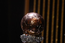 Le trophée du Ballon d'or au théâtre du Châtelet, en 2022.