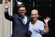 Andy Burnham et Marie-France van Heel devant le 10 Downing Street à Londres le 20 juillet 2026.