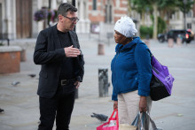 Andy Burnham, quelques heures avant d'être nommé Premier ministre, discute avec une sans-abri de Londres