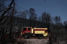 Un camion de pompier lors d'un incendie sur la commune de Taradeau, dans le Var, le lundi 20 juillet 2026.