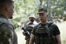 Le commandant des forces terrestres ukrainiennes, Oleksandr Syrsky (à droite), dans un lieu tenu secret en Ukraine, en 2023.