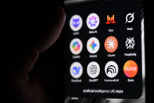 Un smartphone affichant les icônes de certaines des principales applications d'intelligence artificielle.