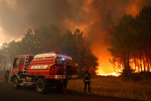 Des pompiers combattant le feu au Porge