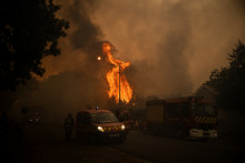 Des flammes dans une zone résidentielles de Lège-Cap-Ferret, le jeudi 23 juillet 2026.