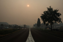 L'entrée de la ville de Biscarosse (Landes) avec un ciel devenu gris-jaunâtre brumeux à cause de la fumée d'un incendie de forêt qui se propage dans les environs le 24 juillet 2026.