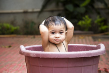 Un enfant en train de prendre son bain. (Illustration)