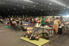 Des habitants évacués des communes touchées par l'incendie sont accueillis au parc des expositions de Bordeaux