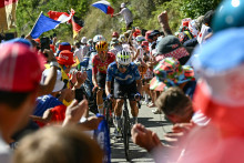 Le gruppetto gravit l'ascension de l'Alpe d'Huez lors de la 19e étape de la 113e édition du Tour de France, le 24 juillet 2026.