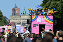 Des participants de la gay pride à Berlin, le 25 juillet 2026