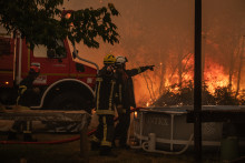 Des pompiers interviennent à Sainte-Hélène, au nord de Bordeaux, le 24 juillet 2026