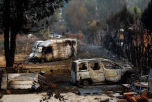 Des voitures brûlées par un incendie en Espagne le 25 juillet 2026
