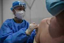 Une personne recevant une dose de vaccin, en Chine