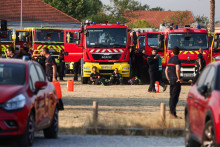 Des pompiers se reposent après l'évacuation de résidents au Porge (Gironde), le 23 juillet 2026
