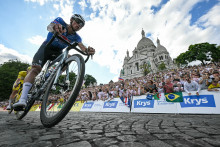 Mathieu van der Poel passe devant le Sacré-Cœur à Paris, le 26 juillet 2026
