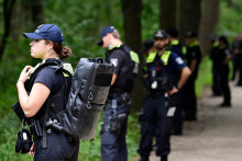 La police allemande forme un périmètre de sécurité dans le parc Tiergarten de Berlin, le 26 juillet 2026