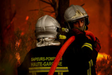 Des sapeurs-pompiers sur le front des incendies en Gironde le 26 juillet 2026.