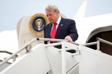 Le président américain Donald Trump arrive à l'aéroport d'Oakland pour une visite du centre d'essais de Milford de General Motors le 27 juillet 2026 dans le Michigan.