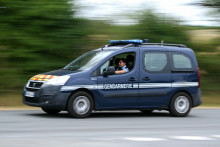 Une voiture de gendarmerie circulant sur une route dans le Sud-Ouest de la France le 16 juillet 2026.