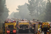 Des pompiers s'affairent à proximité de Lacanau le 25 juillet 2026