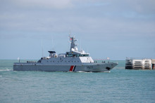 Un patrouilleur de la Marine nationale française navigue dans le port de Calais, dans le nord de la France, lors d'une opération de sauvetage mobilisant des ressources françaises et britanniques le 12 août 2023.