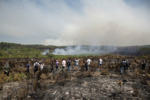 Un groupe de journalistes observe la fumée qui s'élève d'un incendie de forêt près de Lège-Cap-Ferret, dans le sud-ouest de la France, le 28 juillet 2026.