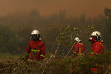 Des sapeurs-pompiers au cœur des incendies dans le Sud-Ouest de la France le 26 juillet 2026.