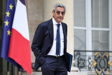 Le ministre du Tourisme, Serge Papin, quitte le palais de l'Élysée à Paris après le Conseil des ministres, le 1er juillet 2026.