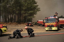Des pompiers luttent contre un feu de forêt près de Lanton, à l'est du bassin d'Arcachon, à l'ouest de Bordeaux, le 29 juillet 2026.