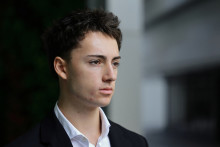 Didier Gaspard Owen Maximilien, étudiant âgé 19 ans qui risquait la prison pour voir léché une paille à Singapour, le 30 juillet 2026 à son procès à Singapore.
