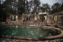 Une maison détruite par l'incendie qui a ravagé la commune du Porge, en Gironde.