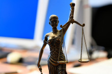 Le symbole de la justice, une femme les yeux bandés portant une balance de la main gauche et un glaive dans la main droite.