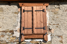 Le volet d'une maison. (Illustration)