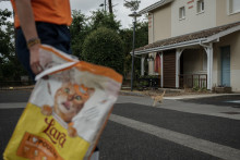 Un membre de la Réserve Communale de Sécurité Civile de Lège-Cap-Ferret tient un sac de croquette