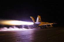 Un avion de chasse F/A-18E Super Hornet de l'armée américaine, lors d'un décollage en mer le 28 juillet 2026.