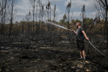 Des volontaires arrosent une forêt près de Blagon, dans le sud-ouest de la France, le 30 juillet 2026, afin de prévenir la reprise des incendies.