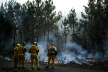 Des pompiers au Porge, en Gironde, le 30 juillet 2026.