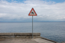 Un panneau de signalisation au bord de l'eau. (Illustration)
