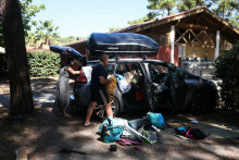 Des touristes évacuant un camping de Lacanau le 28 juillet 2026.