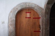 Les scellés de la police française apposés sur la porte d'un appartement à Orange