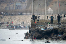 Le 31 juillet 2026, des migrants ont tenté de traverser à la nage les eaux situées près de la frontière avec le Maroc pour pénétrer dans l'enclave espagnole de Ceuta, en Afrique du Nord.
